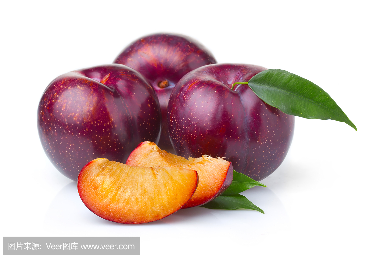 成熟的紫色李子果实,孤立的绿叶